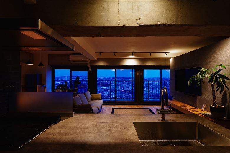 東側の３つの部屋の壁を取り払いひとつの空間に。一日中、高台からの大パノラマが楽しめるLDKとなった。キッチンからは眺望全体が見晴らせ、開放的な気分で料理が楽しめる