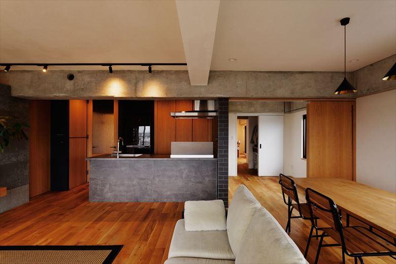 独立していたキッチンは仕切り壁を取り払い向きを変え、壁付きから対面式に変更。一体感のあるLDKを実現