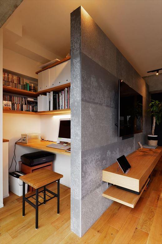 テレビの裏側に書斎スペースと大型収納を新設。緩やかにゾーニングした空間は程よいこもり感があり、家族の気配を感じながらも自分の時間が過ごせる。カウンターデスクや収納棚は造作