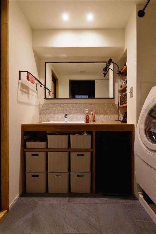 直床で水廻りの移動が難しい造りだった為、水廻りの位置はほぼ変えずに空間を再構成。造作洗面台は使い勝手がいいオープン収納を備えたシンプルなデザインに