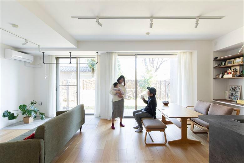 中古で購入したマンションは広々とした専有庭が決め手のひとつ。陽射しもたっぷりと入り、日中は照明いらずの明るさ。陽だまりのような空間で庭を眺めることができる家族の憩いの場に