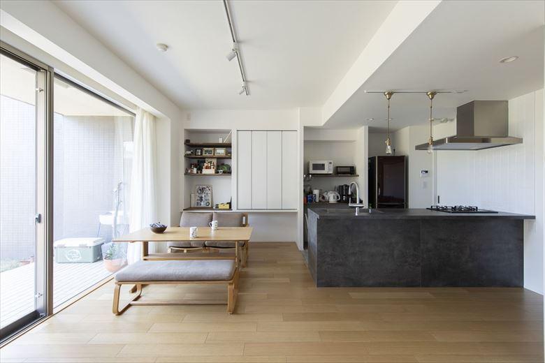 キッチン背面からつながる収納は、床暖房を邪魔しないフロートタイプを採用。奥行きをしっかりと取って収納量を確保した。