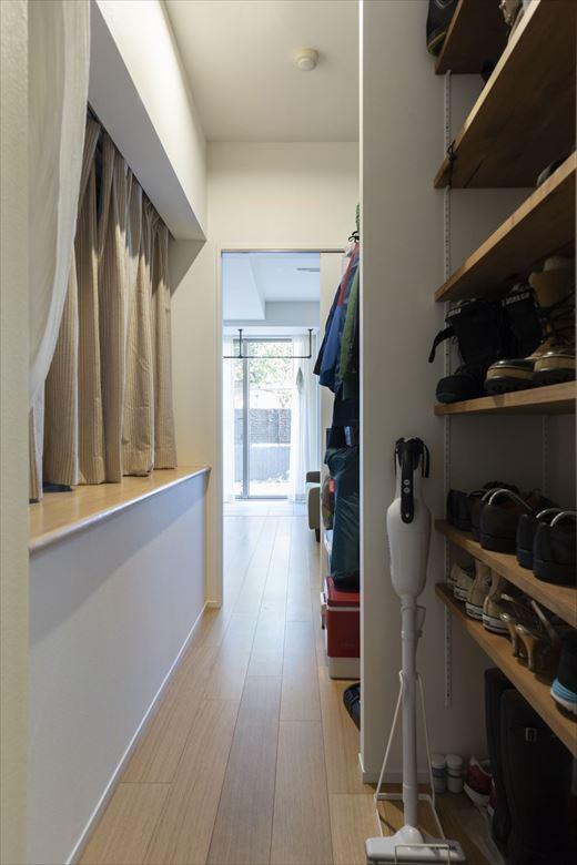 ダイニングスペースだった部分に玄関からリビングまで抜けられるウォークスルークローゼットを新設。シューズインクローゼットを兼ねながら大きなモノも収納できる。