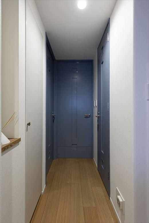 ドアは既存を塗り替えて再利用しコストを抑えた。LDKと水廻りを中心としたリノベーションだが、クロスは全面的に貼り替えた