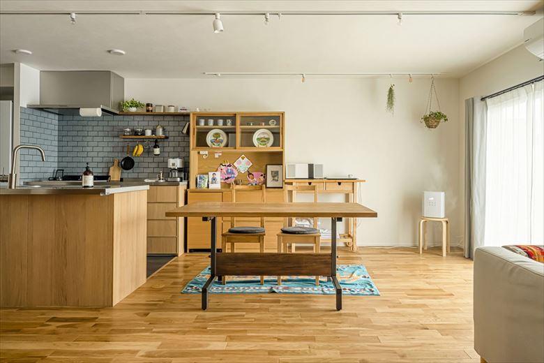 ご夫婦ともに料理をされるとの事で、お二人で作業しても十分なスペースが確保。キッチンの奥には収納量たっぷりのパントリーも備えている