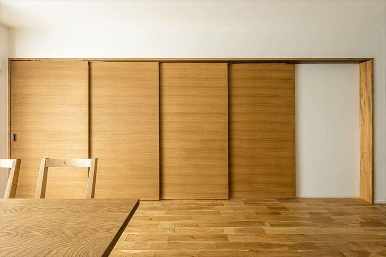 将来お子さんたちの個室が必要になったときにはリビング部分を個室として使えるよう、引き戸を設けた。現在はフルオープンにして、広いLDKを満喫