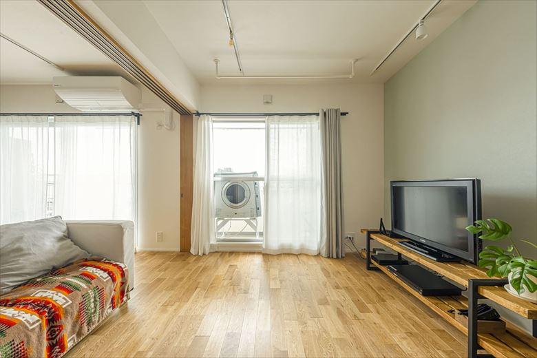 築39 年の最上階ということもあり、外壁側の壁や天井に断熱材を吹き付け、窓にはインナーサッシを設置。しっかりとした断熱対策により、築年数が経ったマンションでも、外気温に左右されることなく1年中快適に過ごせる住まいになった