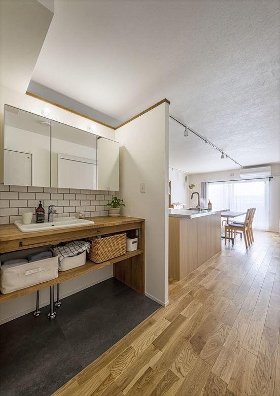 洗面台は廊下へ移動。洗面台が廊下にあることで、手洗いの習慣もつけやすい。人気の造作洗面台。部屋のテイストと合うナチュラルな雰囲気に