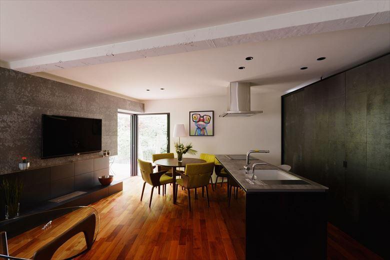 寝室だった1階をLDKに変更。躯体の一部を撤去し、腰高窓をオープンウィンドウに。外にはウッドデッキを造作。リビングから裸足でウッドデッキに出て、そのまま庭の散策を楽しめる。
正方形の空間をバランスよくゾーニングするためキッチンを斜めに振って配置。