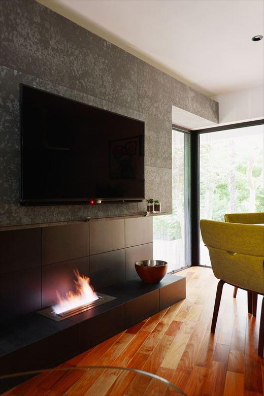 庭や暖炉の炎をLDKのどこにいても眺めることができる