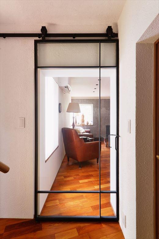 築古ゆえの開口の低さを、天井まで届くアイアンフレームとガラスの造作建具でカモフラージュ