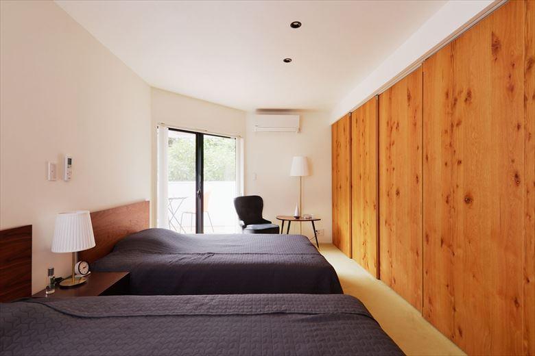 寝室は2階に。WIC→ランドリースペース→寝室へと回遊できる動線も確保して、日常の暮らしやすさも叶えた