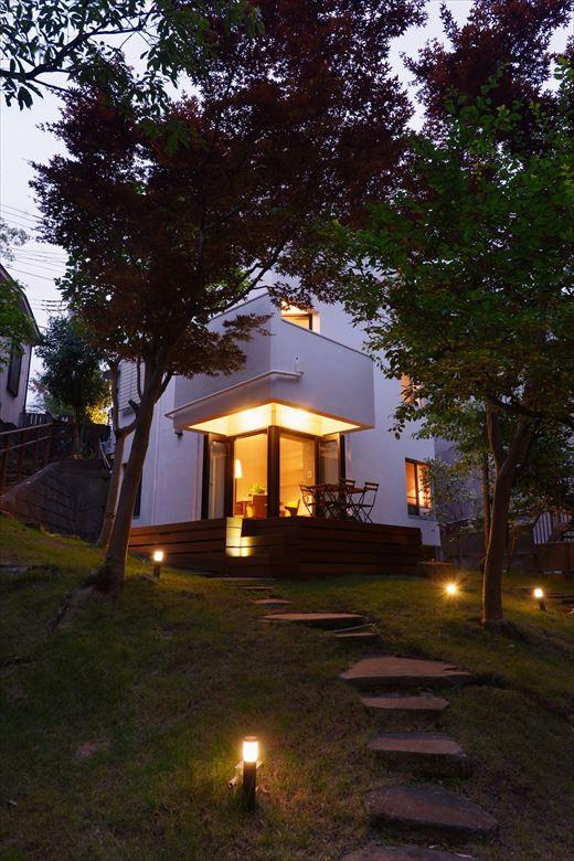 リビングのオープンウィンドウを開けると、庭とつながる広々としたウッドデッキが。
木漏れ日の中を豊かな緑を眺めながら散策し、ゆったりと寛ぎの時間が過ごせる