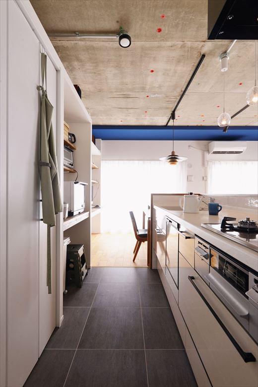 キッチン背面にはたっぷり収納スペースを設けた。シンクの前に立つとLD全体を見渡せるので、お子さんの様子も見守れる