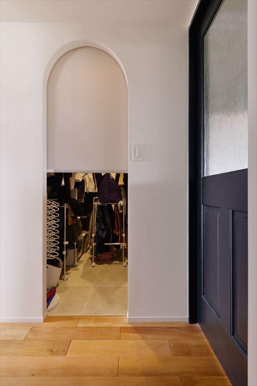 元々キッチンがあった場所を家族全員の衣類を収納できる、ファミリークローゼットに。廊下に面しているのでアクセスしやすく、ものを出す・しまう動線を短縮できます。