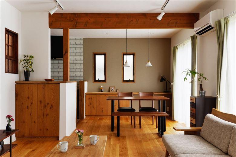 2×4工法で間取り変更に制限がある中、構造を精査して補強をしながら可能な限りオープンな空間を確保し、一体感のあるLDKを実現。一面だけ色を変えた壁もLDKの一体感の一役を担っている