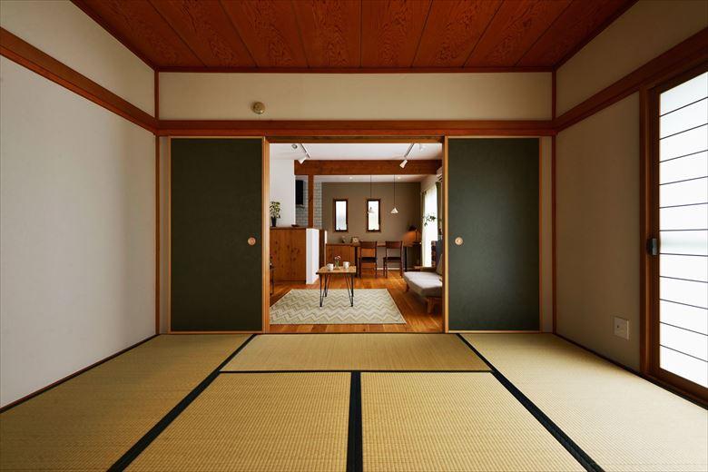 リビングに隣接した和室。Tさんが好きな「ちょっと古い感じの和テイスト」を残すために、天井や床の間、長押、建具は既存を再利用している。左手にあった押し入れは玄関側のSICとして活用するために壁を新設した