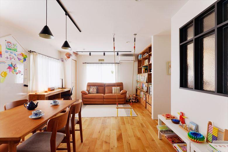 ふた間を一体化して実現した子世帯用のLDK。家族でゆったりと寛げるスペースを確保した。友だちやママ友を招いて一緒に遊んだり、おしゃべりしたりも