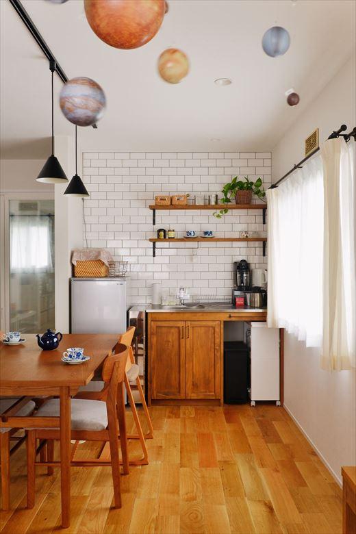 ミニキッチンを新たに設置。普段の食事は1階のため、軽食やお茶のために活用。タイル貼りやオープン棚でカフェ風に仕上げ、奥様のイメージをカタチに