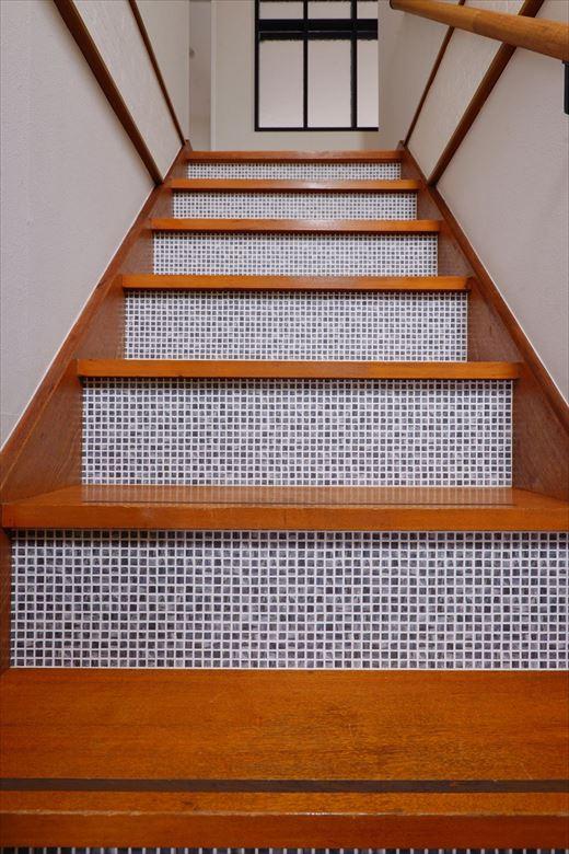 インテリアは、奥様がスクラップしてきたお気に入りをプラス。例えば、階段の蹴込み板のモザイクタイル調クロス、水廻りのタイルなど、あちこちに「好き」がちりばめられている