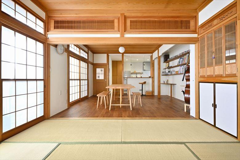 1階の独立していたダイニングキッチンと2間続きの和室はひとつにして、最大限に一体化。LDの床にはクリの無垢フローリングを使用。既存の柱や羽目板張りの天井の色と馴染む色に塗装した
