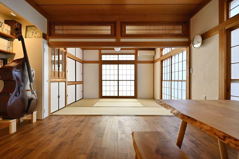 リビング側の設えの美しい和室は補修だけして残すことに。お子さまが和室で遊んでいる姿を、家事をしながら、趣味を楽しみながら見守ることができる