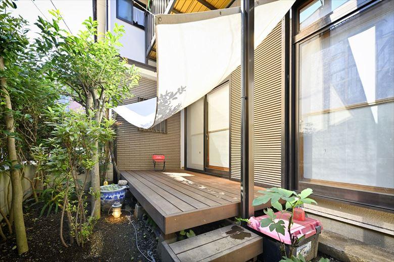 ダイニングと直結する庭に、奥さまのご希望だったウッドデッキを新設。日除けのターフを取り付けて、お子様の遊び場として大活躍。その姿をキッチンから見守ることもできて安心