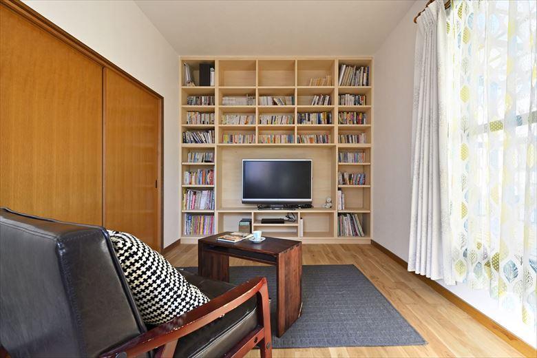 2階にはセカンドリビングを設け、たくさんの本を収納できる壁一面の本棚を造作。寝る前にくつろぎのひとときを過ごすことができる