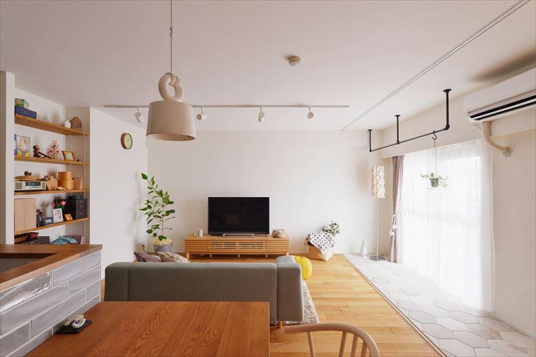 奥様が雑誌でご覧になられて、是非取り入れたかったというインナーテラス。ハンガーパイプを2カ所に取り付け、共働きで室内干しが多い生活に対応