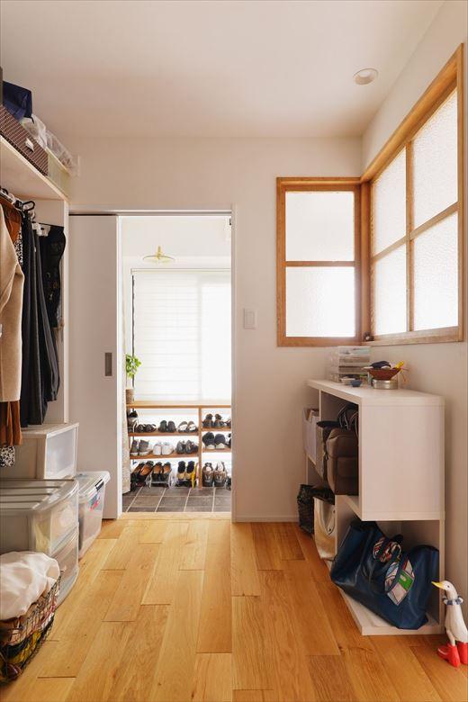 分散していた収納を大容量のウォークスルークローゼットに集約。土間を広げて新設した玄関収納はWIC～パントリー～キッチン～リビングと回遊でき、風通しの悪さも解消