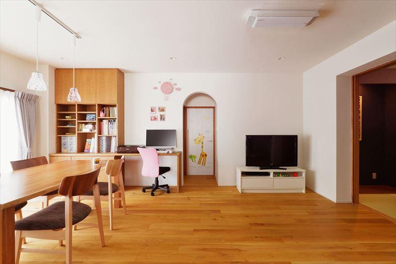 2戸を仕切っていたALC壁を補強したうえで2カ所に開口を設け、家の中を自由に行き来できる回遊動線を実現。LDKは南面にあった和室を撤去して明るく開放的な空間に