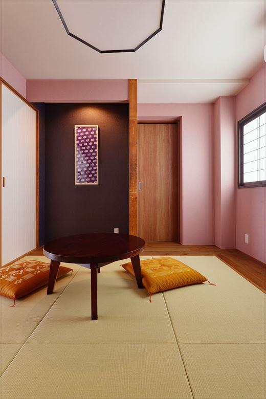 Kさんたってのご希望で、玄関側の洋室は和室に。内装にこだわり、黒いアクセントクロスとくすんだピンクのクロスが調和した、美しく個性的な空間になった。和室からもWICに直接アクセスできるよう開口を設けた