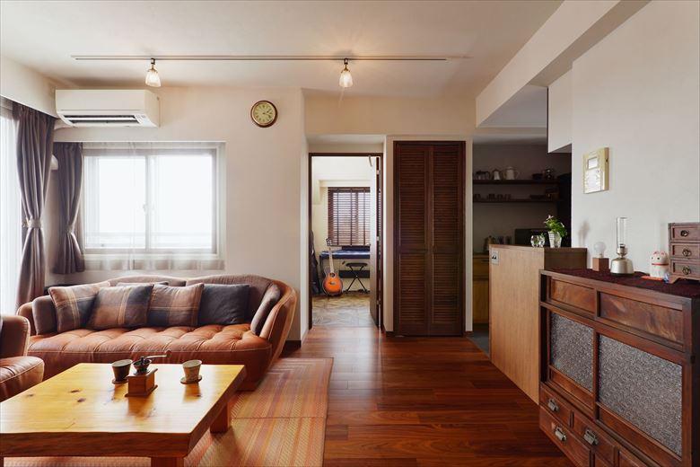 LDKを中心に左右に個室を振り分けた2LDKの間取り。ご夫妻のライフスタイルに合った間取りだったため、大きな間取り変更は行わず内装中心のリノベーションに