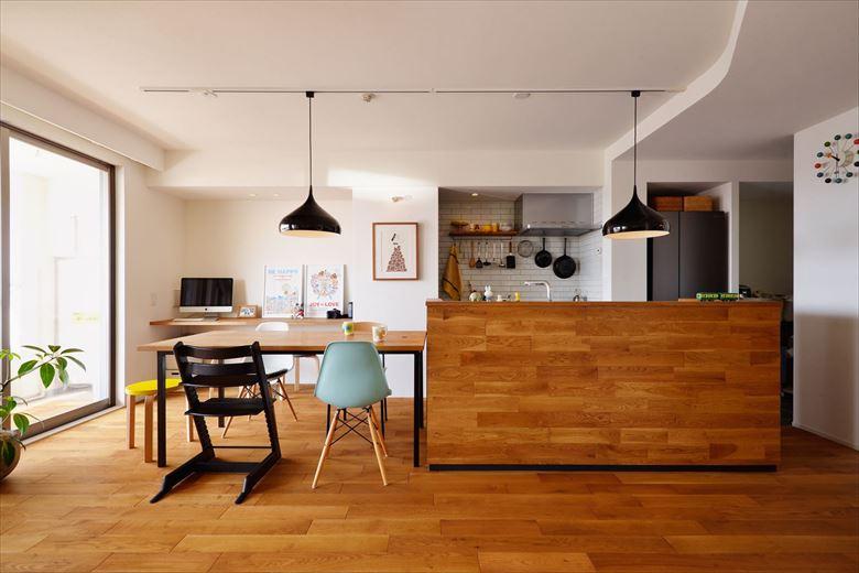 キッチンの向きを90度変えてダイニングテーブルと横並びに。Ⅱ型キッチンを採用し、シンク側はアイランド、コンロ側は壁付けに。家事がスムーズに行える動線をプラン。キッチン横には、ワークスペースを造作