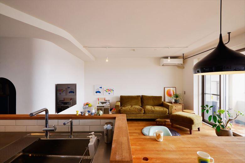 オープンな対面キッチンからは、リビングで遊んでいるお子さまを見守ることができる