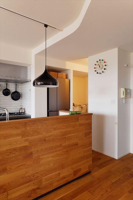 キッチン横にはパントリ―を設け、暮らしに必要な収納量もしっかりと確保した