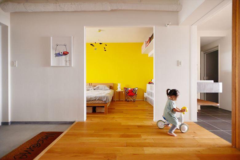 寝室の壁面はお引き渡し後、お施主様がご自身でアクセントカラーを塗装されたそう。シンプルだからこそ自分たちで手を加えやすい。暮らしの変化も楽しめるお住まい