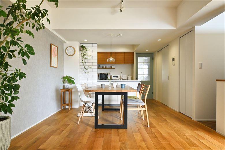 リビングドアは水色で空間に彩りを。ガラス面が大きなものを選び、廊下にも光が届くようにした。