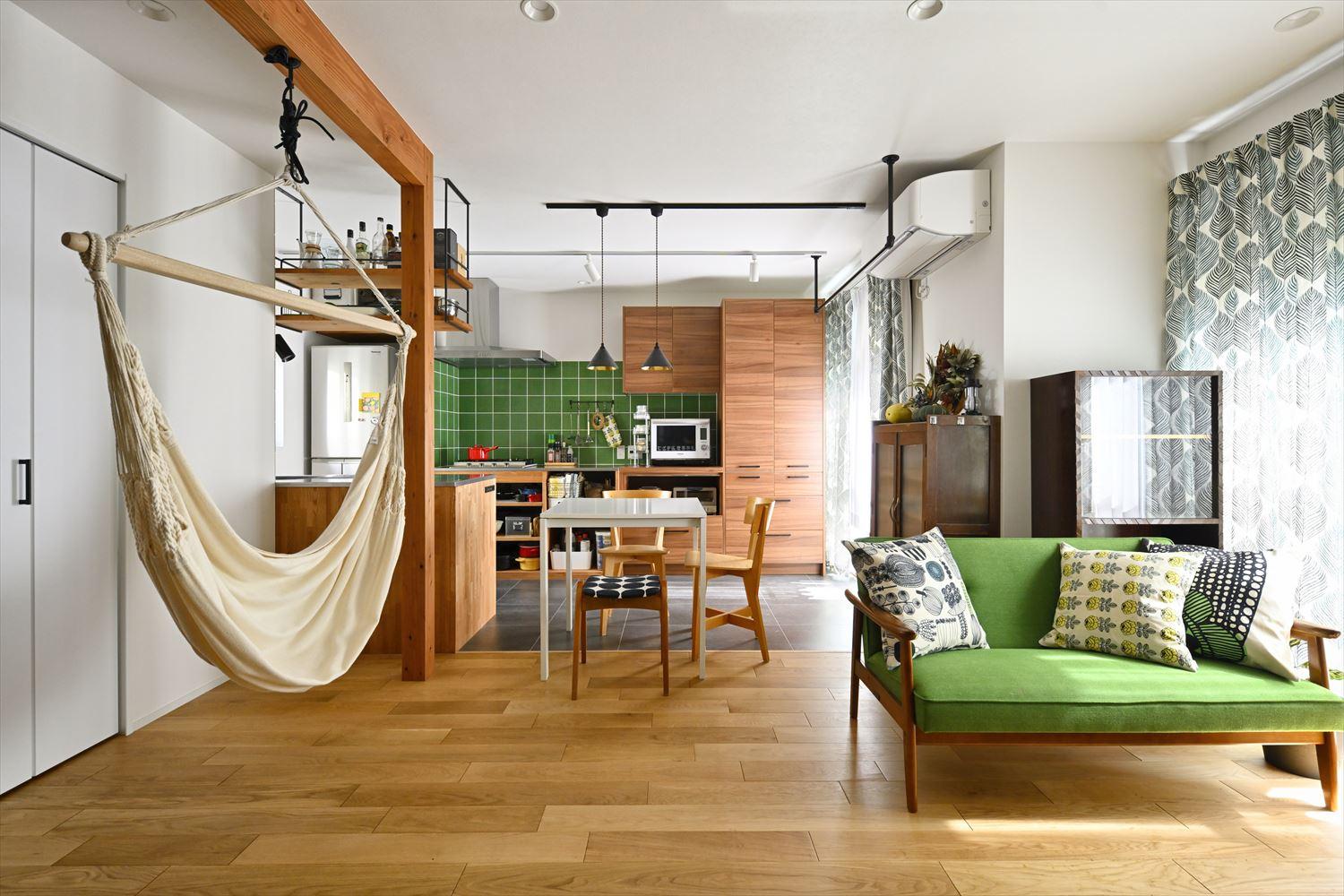 玄関から続く廊下をリビングに取り込んで広々としたLDK空間を確保。ハンモックが架かっている梁から左が廊下だった部分