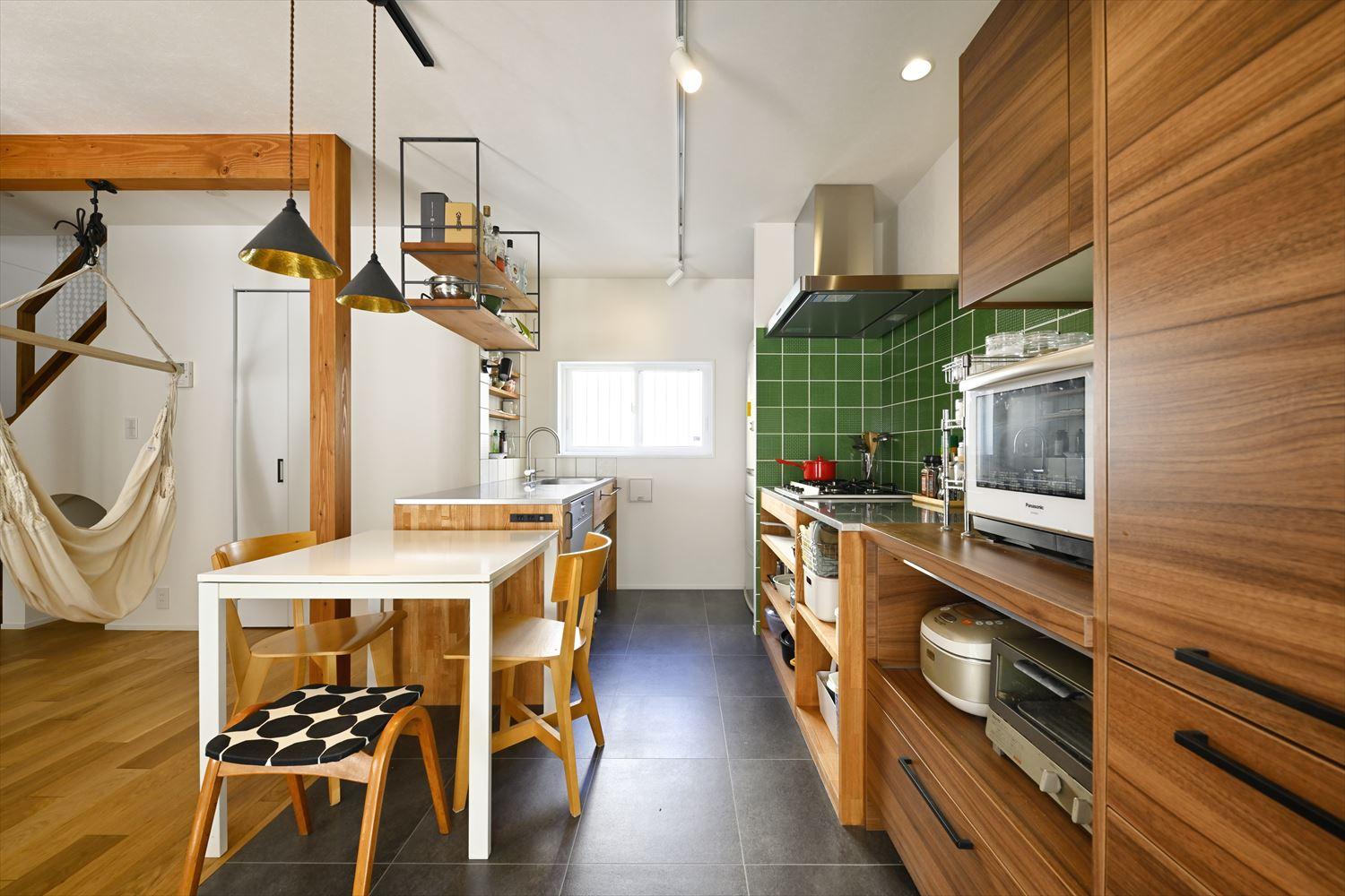 希望の食洗機を入れるには既製品では対応できなかったため、キッチンは造作で。シンクとガスコンロを前後に分けたⅡ型タイプは、作業スペースが広く使い勝手の良いキッチンに