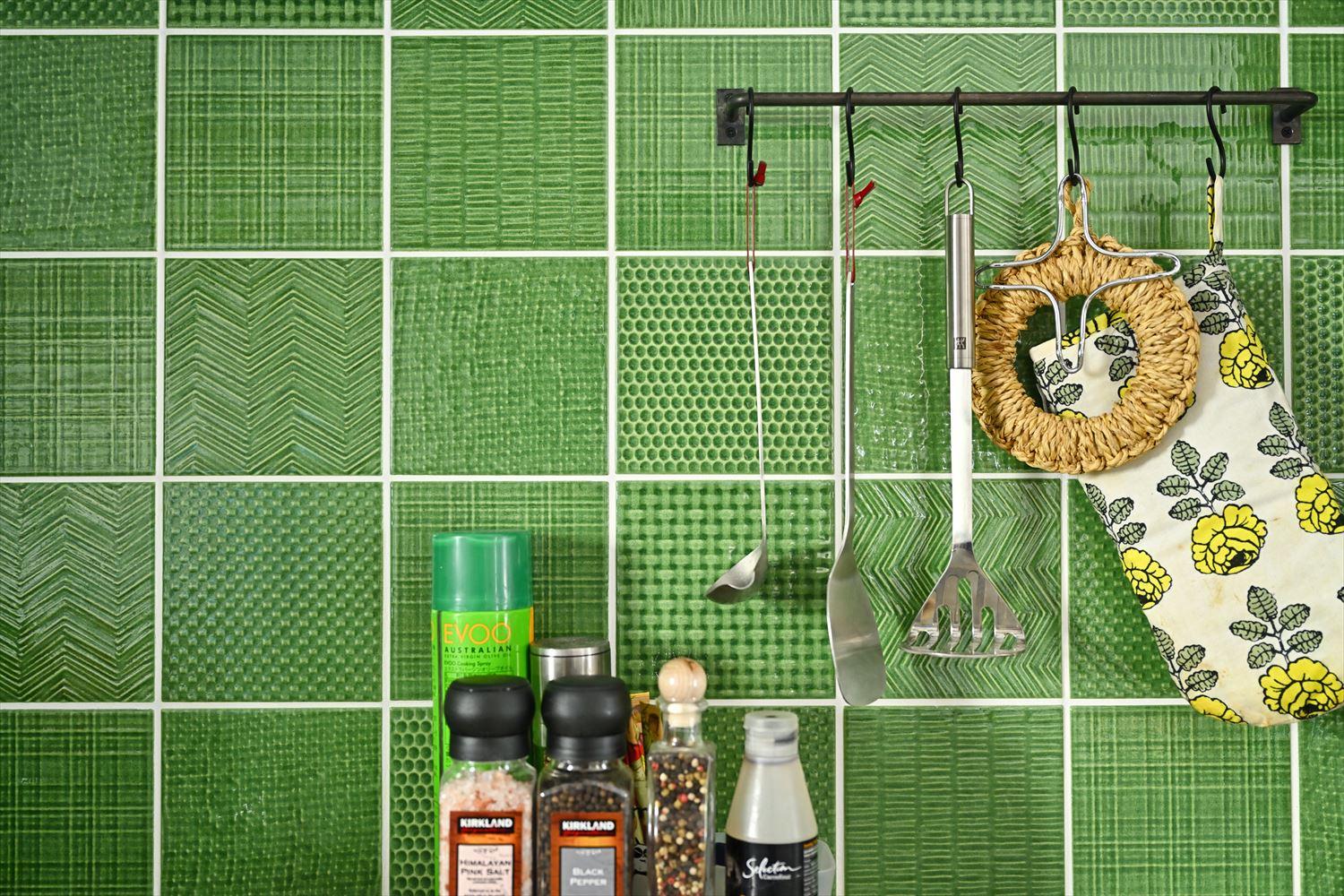 キッチン壁に選んだグリーンのタイルがナチュラルな空間に彩りを添えている