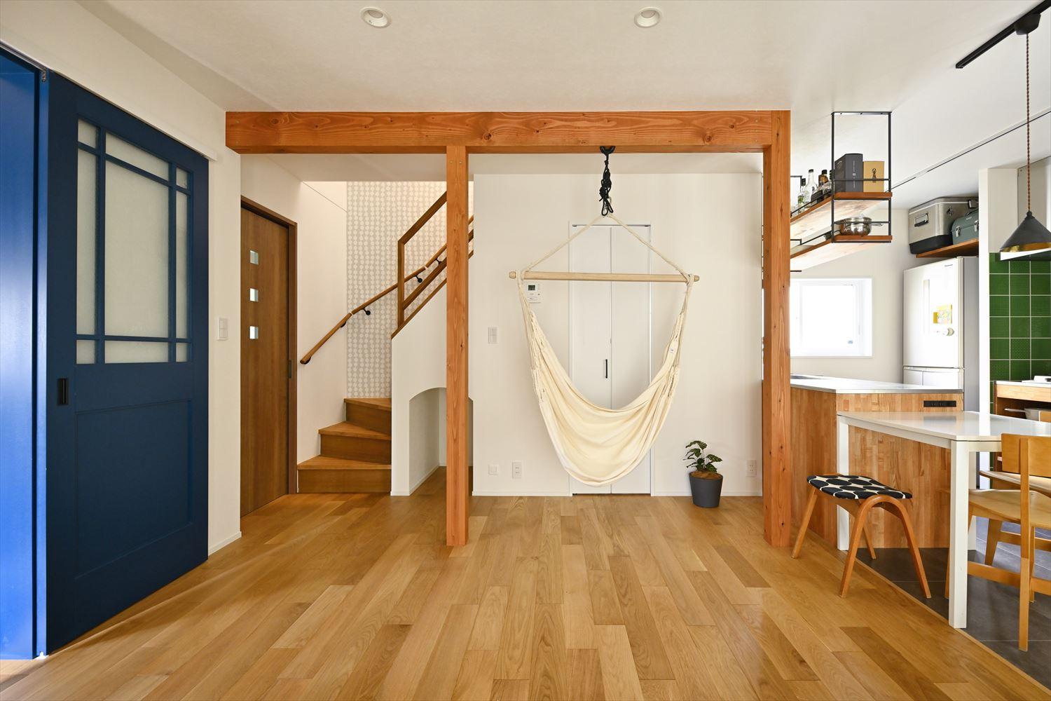 階段は下から数段を掛けかえてリビングインに。階段下にあったトイレを洗面室に移動し、水廻りを一箇所にまとめることで、リビングスペースがより広く使えるようになった