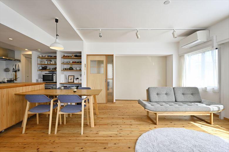 キッズルームはロールスクリーンで目隠しできるので、来客時におもちゃなどが散らかっていてもさっと隠せる