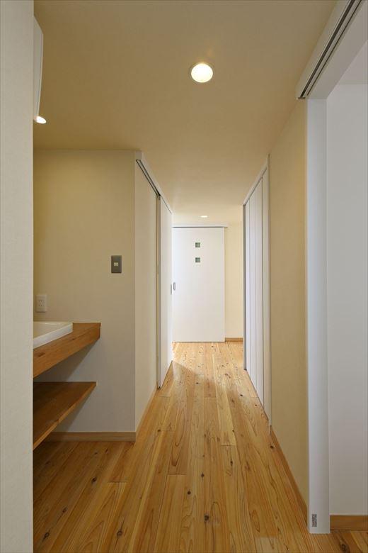 洗面室にはお子さんの靴などが洗えるマルチシンクを設置するため、洗面台は廊下側へ移動してオープンに。玄関からのアクセスが良く、帰宅時の手洗いもスムーズ