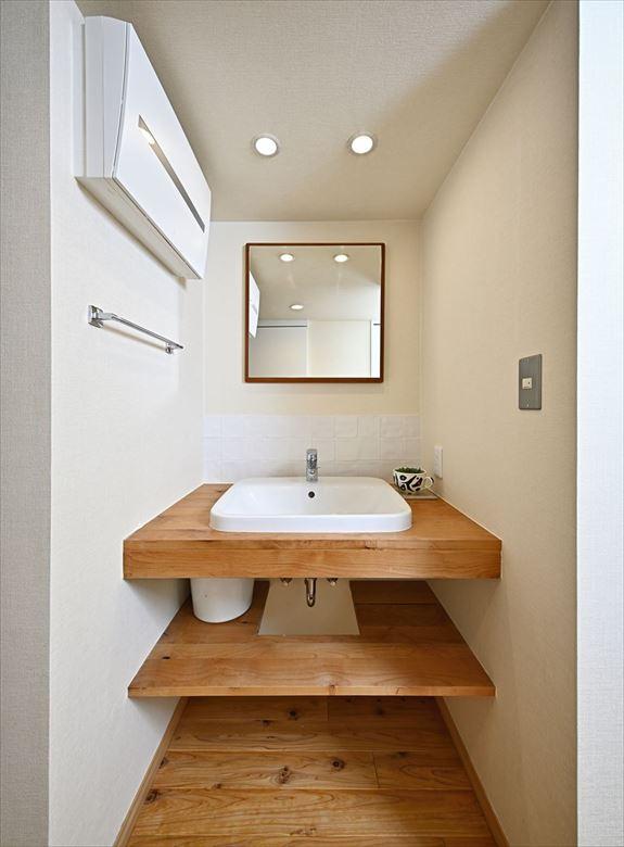 洗面は造作。ナチュラルな雰囲気が部屋全体の雰囲気と合う