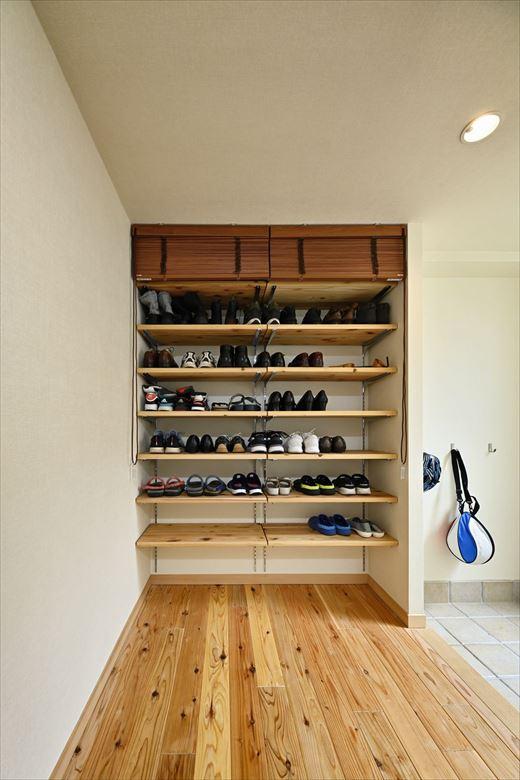 既存の靴収納を撤去してホールにオープンなシューズクロークを造作。土間部分が広がり開放感が増した