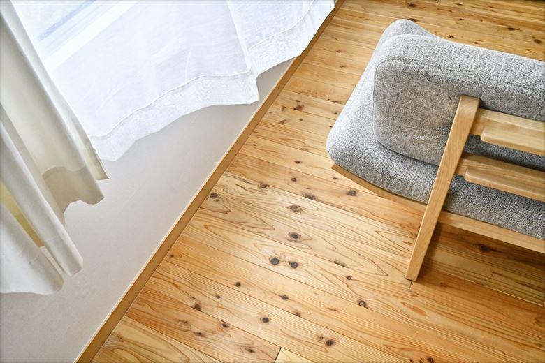 前回のお住まいでも気に入られていた、杉の無垢材や漆喰。今回も床は秋田杉の無垢材を使用。足音等の生活音を軽減するため、衝撃音遮断性能の高い床下地を使用している