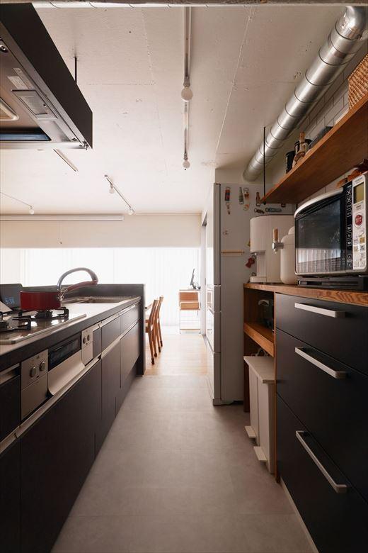 壁付けだったキッチンは、両サイドから行き来ができる対面のI型に。料理の配膳や後片付けも楽々。背面収納はどこに何を置くか、どう使うかを入念に打ち合わせて計画。部屋全体が見渡せるので、家族とのコミュニケーションも深まる