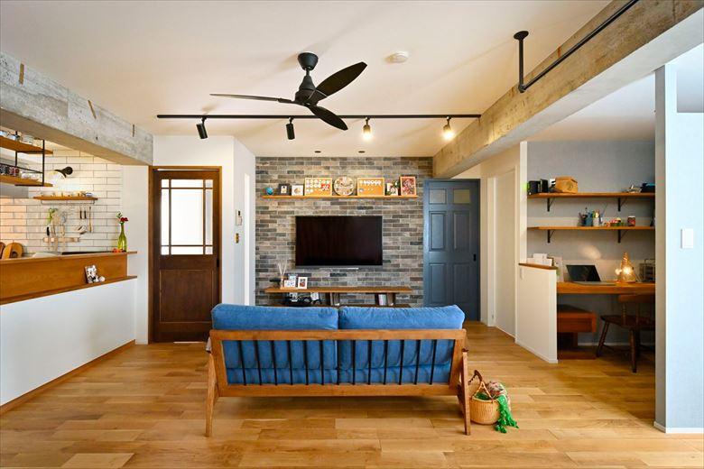 TVの裏側のスペースには、玄関ホールからSICを抜けてつながる大容量のファミリークロゼットを設けた。家族みんなのお洋服や季節物の荷物をまとめて収納できて、居室をスッキリと使える