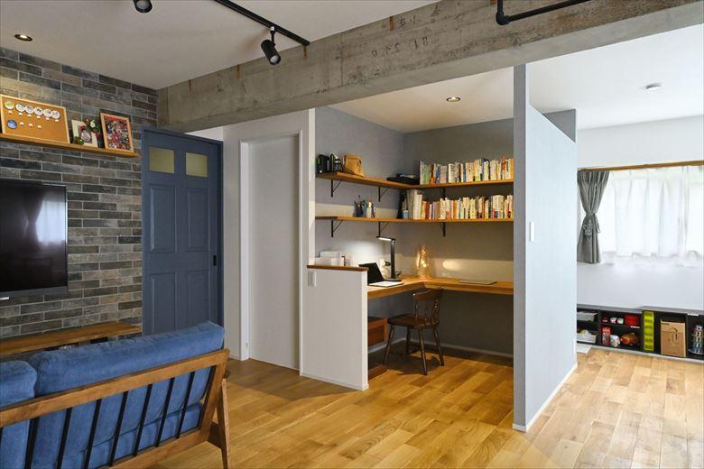 リビングには、ご希望されていた家族兼用のスタディースペースを。3方を壁で囲った、程よい籠り感のある空間